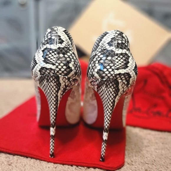 SPECIAL PRICE! 4 ONLY 2 DAYS! Authentic Christian Louboutin's Size 39/8 US - Picture 4 of 15
